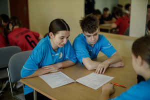 Uczniowie piszą test wiedzy.