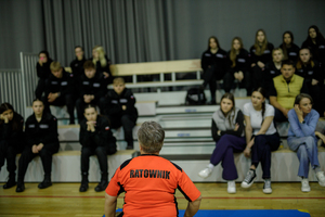 Ratowniczka medyczna stoi przed trybuną kibiców.