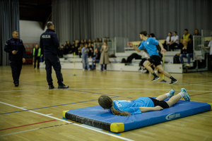 Uczniowie pokonują tor przeszkód.