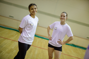 Uczennice przygotowują się do startu.