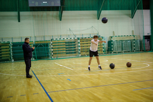 Uczniowie pokonują tor przeszkód.