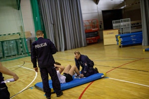 Uczniowie pokonują tor przeszkód.