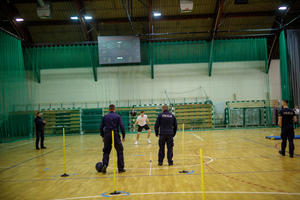 Uczniowie pokonują tor przeszkód.