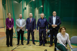 Komendant stoi z przedstawicielami samorządów.