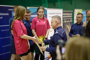 Komendant wręcza nagrody.