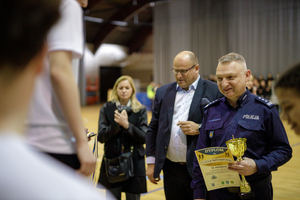 Komendant wręcza nagrody.