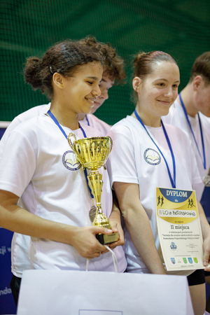 Uczniowie stoją na podium.