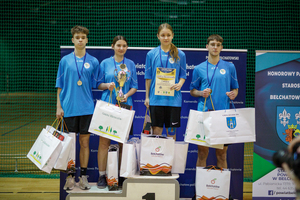 Uczniowie stoją na podium.