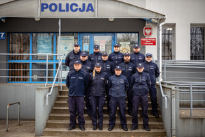 12 policjantów na zdjęciu grupowym.