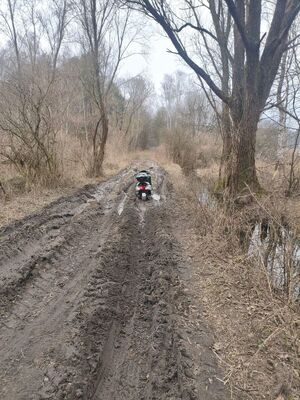 Motocykl, który ugrzązł w błocie.
