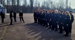 Klasa mundurowa stoi w szeregu na placu OPP w Łodzi.