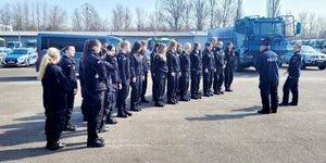 Klasa mundurowa stoi w szeregu na placu OPP w Łodzi.