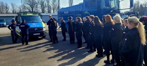 Klasa mundurowa stoi w szeregu na placu OPP w Łodzi.