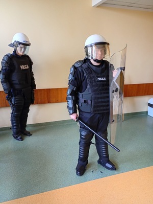 Prezentacja sprzętu wykorzystywanego do zabezpieczeń imprez masowych.