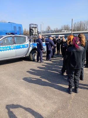 Klasa mundurowa stoi w szeregu na placu OPP w Łodzi.