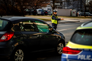Policjantka zatrzymuje pojazd.