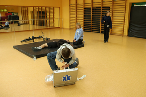 Dzieci udzielają pomocy poszkodowanemu.