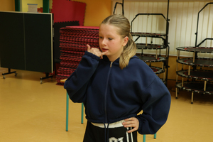 Dziewczynka udaje, że dzwoni na pogotowie.