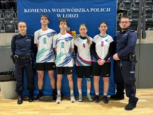 Zawodnicy stoją z policjantami.