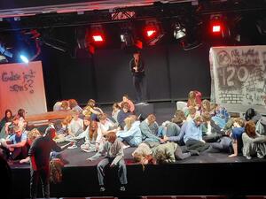 Uczniowie odgrywają spektakl "Sekret" na scenie.