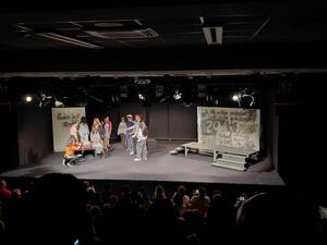 Uczniowie odgrywają spektakl "Sekret" na scenie.