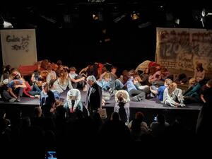 Uczniowie odgrywają spektakl "Sekret" na scenie.