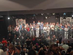 Uczniowie odgrywają spektakl "Sekret" na scenie.