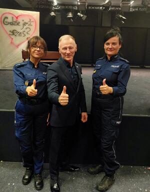 Policjantki z Grzegorzem Jachem.