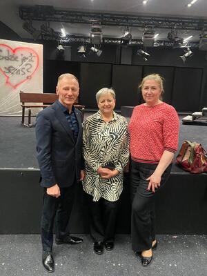 Przedstawicielka samorządu i oświaty z Grzegorzem Jachem.