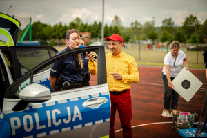 Policjantka mówi do mikrofonu.