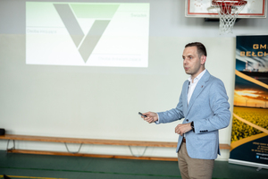 Komisarz Dominik Stanek prowadzi wykład.