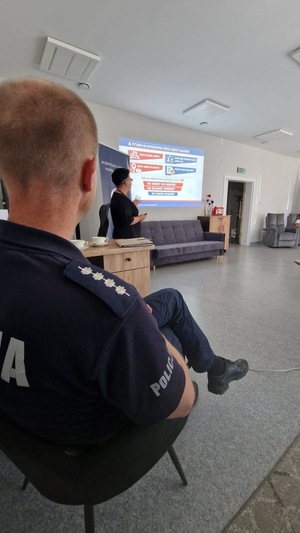 Policjant słuchający wykładu.