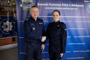 Komendant gratuluje policjantce.