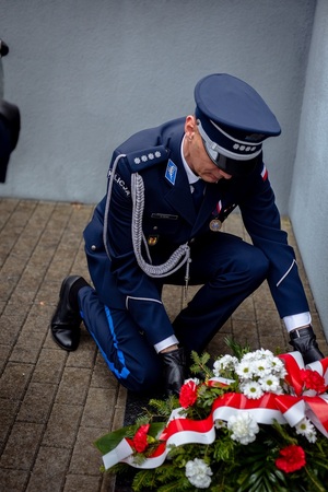 Zastępca Komendanta Powiatowego Policji w Bełchatowie składa kwiaty.