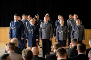 Pododdział awansowanych policjantów na uroczystej zbiórce.