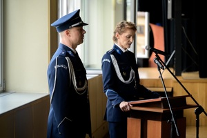 Prowadząca uroczystą zbiórkę policjantka i dowódca uroczystości.