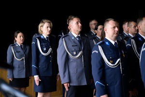 Pododdział awansowanych policjantów na uroczystej zbiórce.