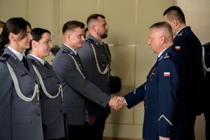 Wyróżnieni policjanci przyjmują gratulacje od komendantów.