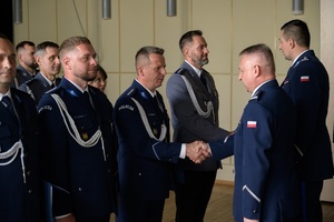 Wyróżnieni policjanci przyjmują gratulacje od komendantów.