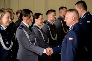 Wyróżnieni policjanci przyjmują gratulacje od komendantów.