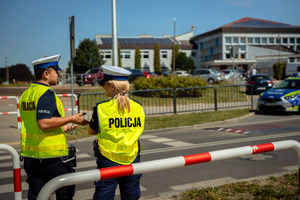 Policjanci sprawdzają oznakowanie oraz infrastrukturę przejścia dla pieszych w okolicy szkoły.
