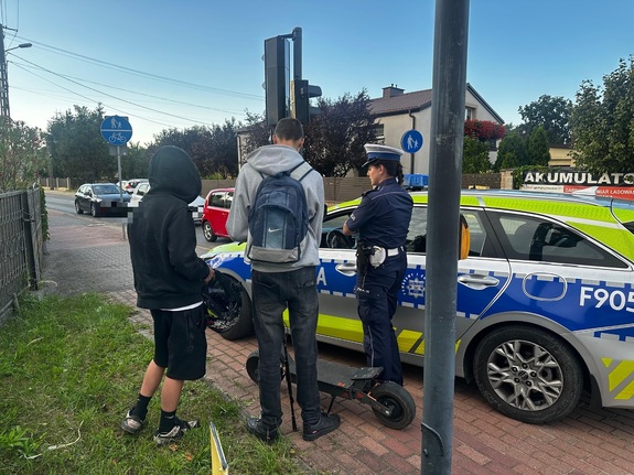 Policjantka kontrolująca użytkowników hulajnogi elektrycznej.