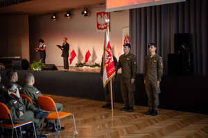 Na scenie dwie dziewczyny prowadzą rozpoczęcie roku szkolnego, po prawej poczet sztandarowy.