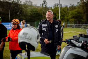 Policjant w umundurowaniu na motocykl służbowy.
