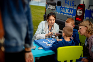 Dzieci grają w policyjne kółko i krzyżyk.