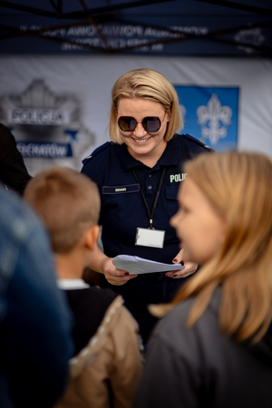 Policjantka przeprowadza konkurs.