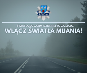 Droga podczas mgły i słabo widoczne pojazdy. Napis na górnej części pod logiem komendy w Bełchatowie brzmi "Światła do jazdy dziennej nie wystarczą. Włącz światła mijania".