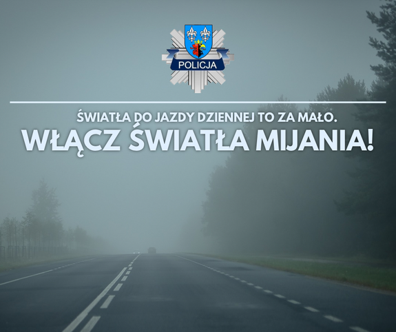 Droga podczas mgły i słabo widoczne pojazdy. Napis na górnej części pod logiem komendy w Bełchatowie brzmi "Światła do jazdy dziennej nie wystarczą. Włącz światła mijania".