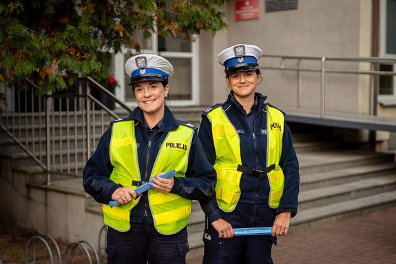 Policjantki ruchu drogowego z odblaskami w ręku.