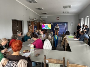 Policjanci prowadzą spotkanie z seniorami.